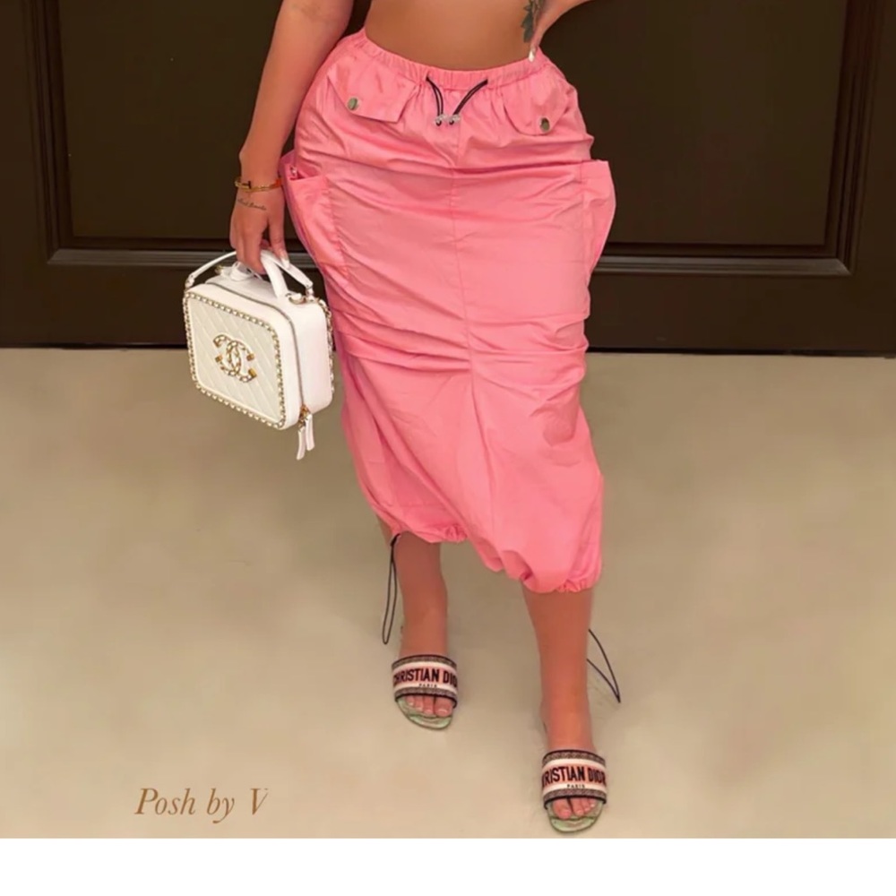 Cute pink cargo skirt 💓… Brand new never been worn ‼️